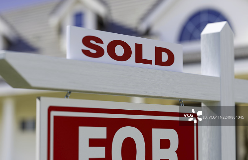 待售房产标志，位于新房前图片素材