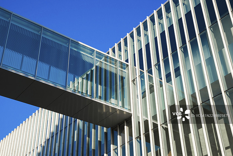 德国巴登-符腾堡州乌尔姆市汉斯-索菲-朔尔广场的库恩斯特哈勒·魏斯豪普特美术馆图片素材