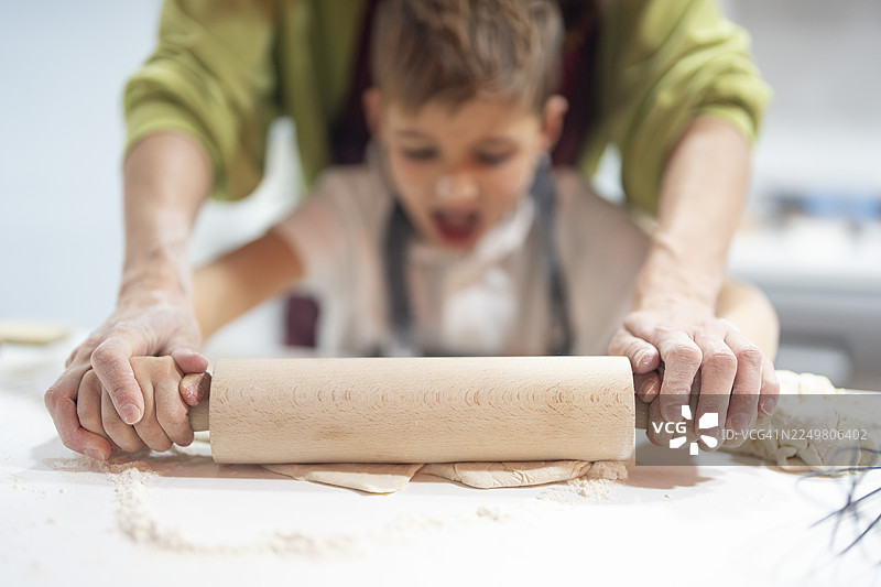 妈妈和儿子在厨房里烘焙，擀面团图片素材