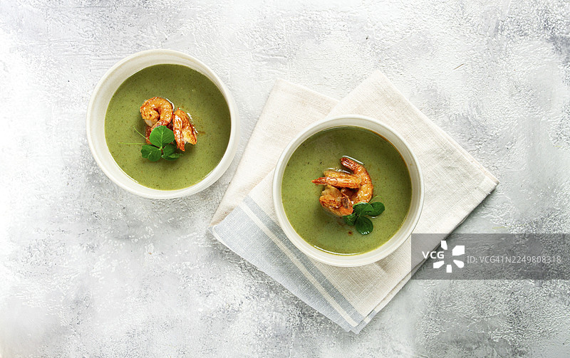 豌豆奶油浓汤，配有虾，绿色汤，自制，俯视，无人图片素材