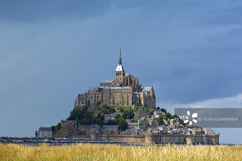 法国诺曼底布列塔尼地区圣米歇尔山的夏季风光，岛上有中世纪建筑图片素材
