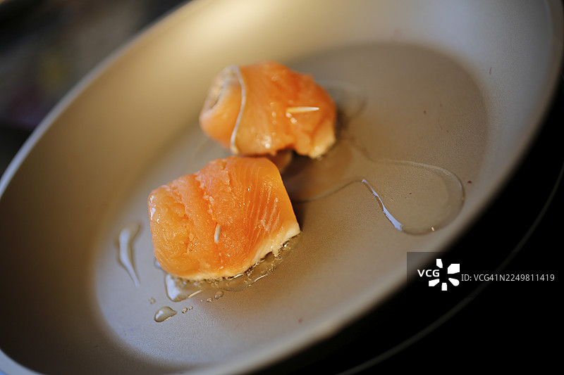 南德菜肴，香草酸模汤配茴鱼，锅中煎生茴鱼柳，油，淡水鱼，美味，咸香，传统菜肴，美食摄影，影棚，德国图片素材