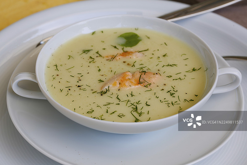 德国南部美食，香草酸模鱼汤，淡水鱼，汤在汤碗中盛放，香草，新鲜酸模，血酸模，莳萝，牙签，美味，咸味，传统美食，美食摄影，影棚，德国图片素材