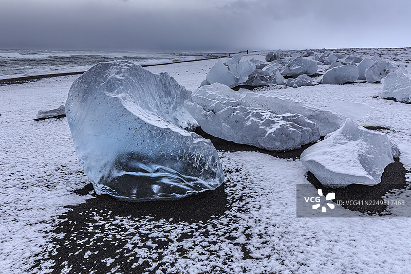 冰块在海滩上，下雪，海浪，大海，云，冬天，钻石海滩，布雷达默克冰川湖，冰岛图片素材