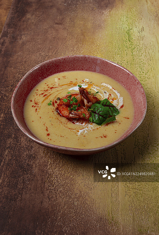 南瓜奶油汤，配虾、香草和香料，自制，无人图片素材