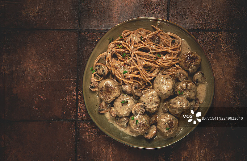 自制奶油酱意大利面配肉丸和蘑菇，无人出镜图片素材