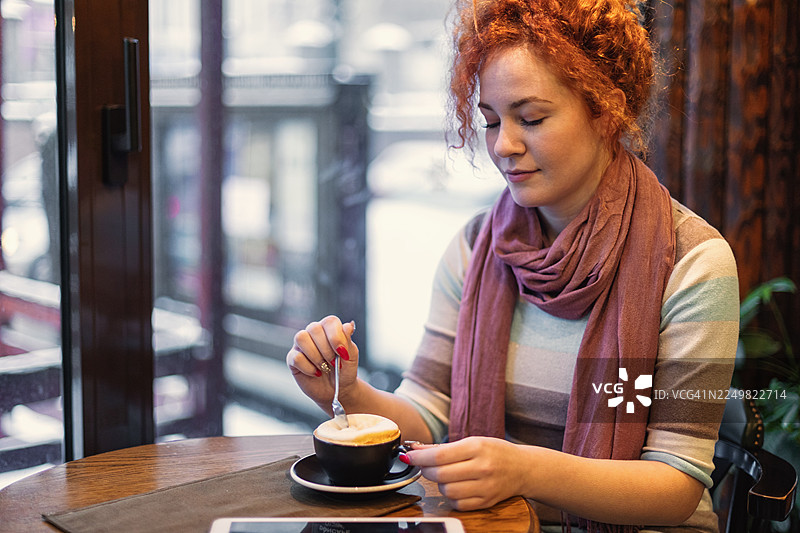 年轻女子在咖啡馆喝咖啡图片素材