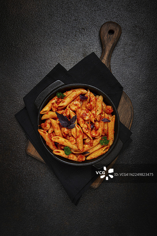 意大利通心粉，配番茄酱虾仁，特写，无人图片素材