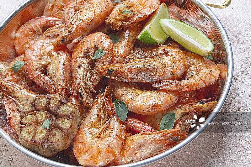 炸虎虾，配香料，自制，俯视图片素材