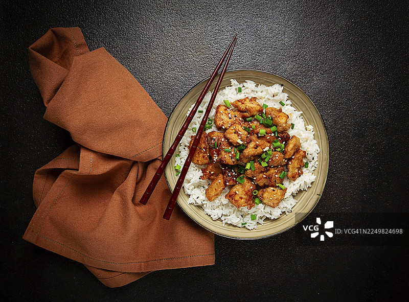 照烧炸鸡配米饭、葱和芝麻，自制，无人图片素材