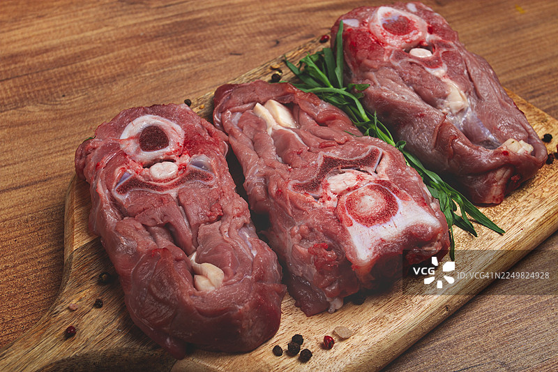 生牛排，带骨小牛颈肉，新鲜肉类，放在砧板上，俯视视角，无人图片素材