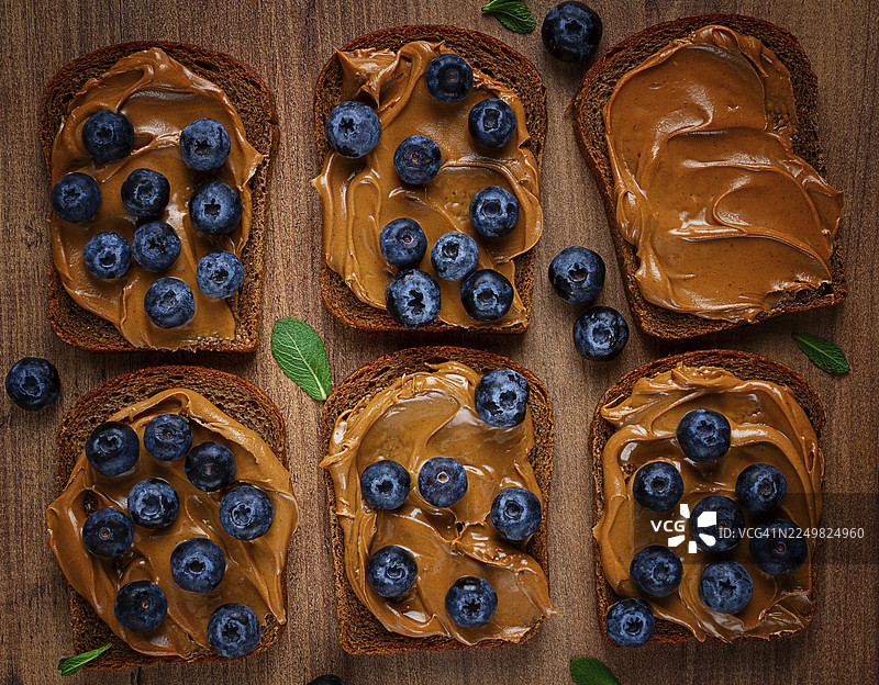 烤面包配花生酱和新鲜蓝莓，俯视视角，无人图片素材