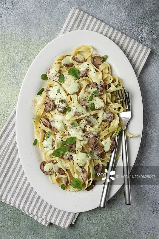 自制奶油意面配香菇罗勒，无人出镜图片素材