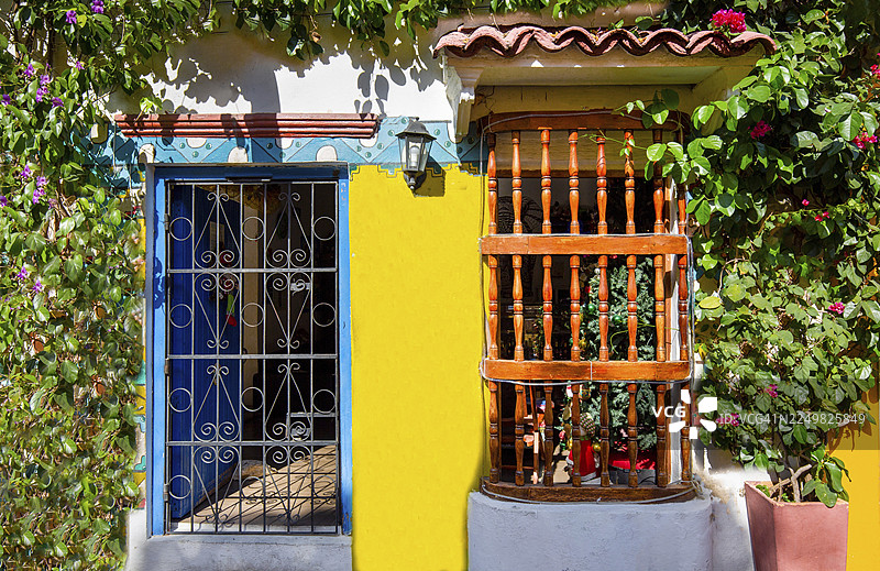 哥伦比亚，历史悠久的盖特塞马尼区靠近城墙城市，风景如画的彩色街道图片素材