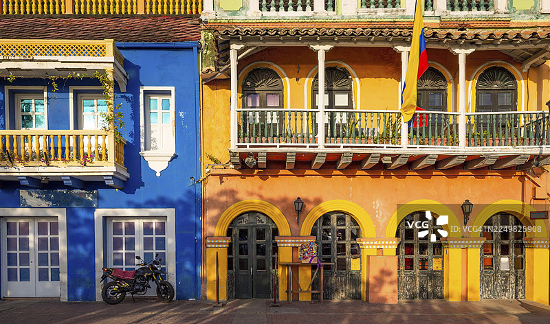 哥伦比亚，卡塔赫纳历史悠久的赫塞马尼区（Getsemani）靠近城墙城市（Ciudad Amurallada）的风景如画的彩色街道图片素材