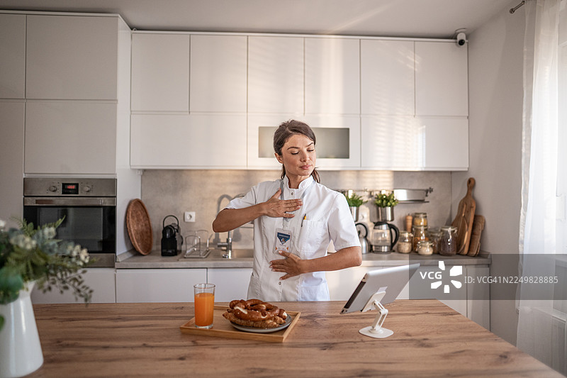 医生在家练习膈肌呼吸以促进健康图片素材