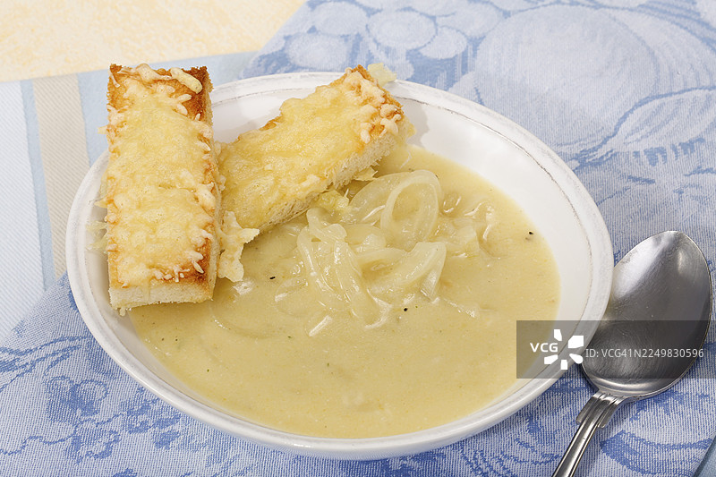 巴登美食，南德菜肴，巴登洋葱汤，美味，典型的巴登风味，汤盘，勺子，奶油状，奶油，撒上奶酪的面包块，白面包，传统美食，美食摄影，影棚，德国图片素材