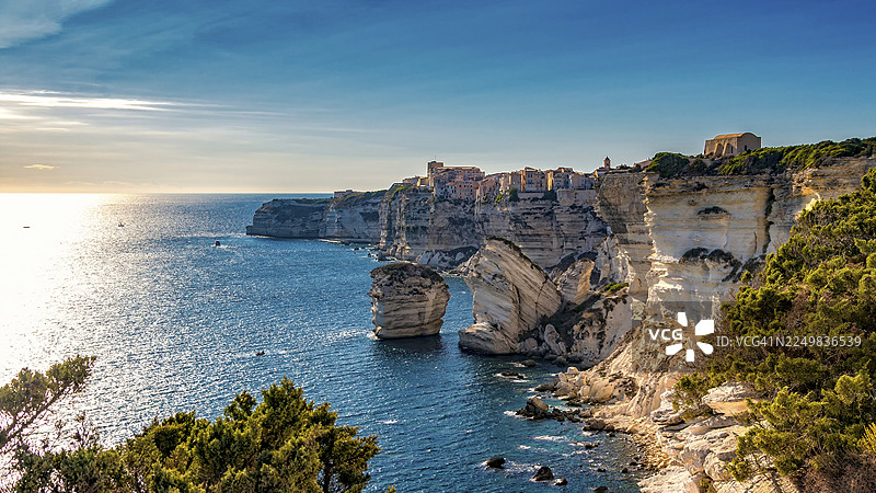 法国科西嘉岛博尼法乔风景如画的海岸小镇，石灰岩悬崖俯瞰着阳光明媚的大海图片素材