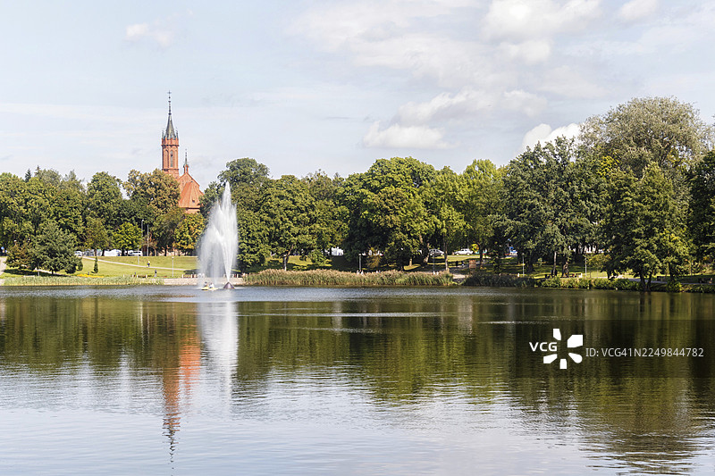 从德鲁斯科尼斯湖看到的城市公园和教堂的景色。立陶宛图片素材
