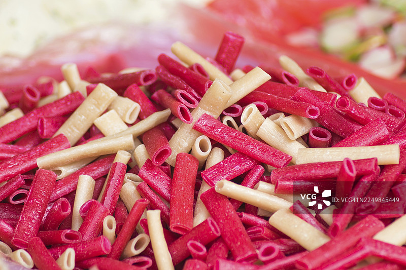 市场上的中式和亚洲食品，有米饭、薯片、面条和糖果图片素材