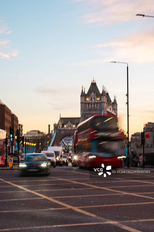 汽车驶过伦敦塔桥图片素材