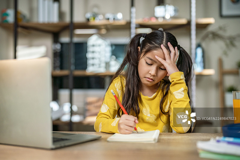 压力大的小学生在家在线学习图片素材