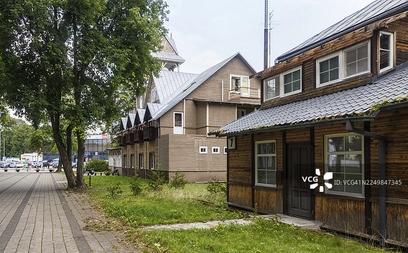 立陶宛德鲁斯基宁凯街头的历史悠久的旧木制建筑。图片素材