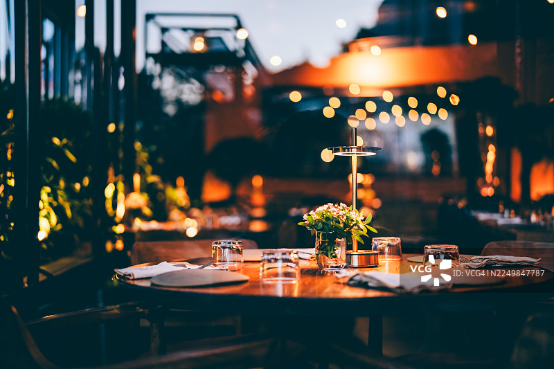 优雅浪漫的夜晚外出晚餐布置。抽象的无人物背景图片素材
