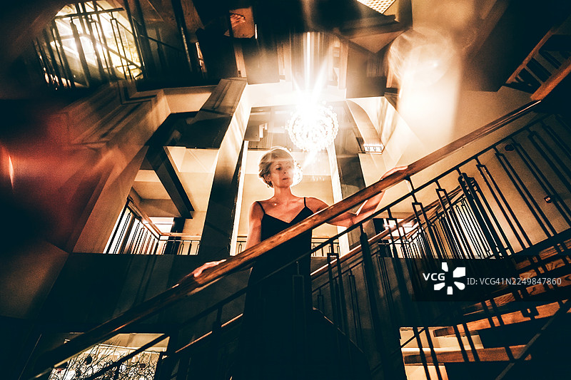 在夜晚享受和庆祝特别的时刻图片素材