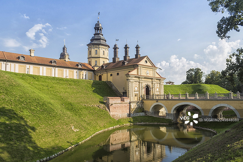 白俄罗斯涅斯维日市一座修复过的古老城堡，带有护城河。图片素材