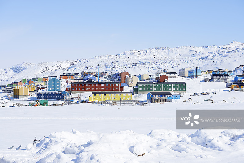 格陵兰伊卢利萨特镇的风景，周围是白雪皑皑的景色图片素材