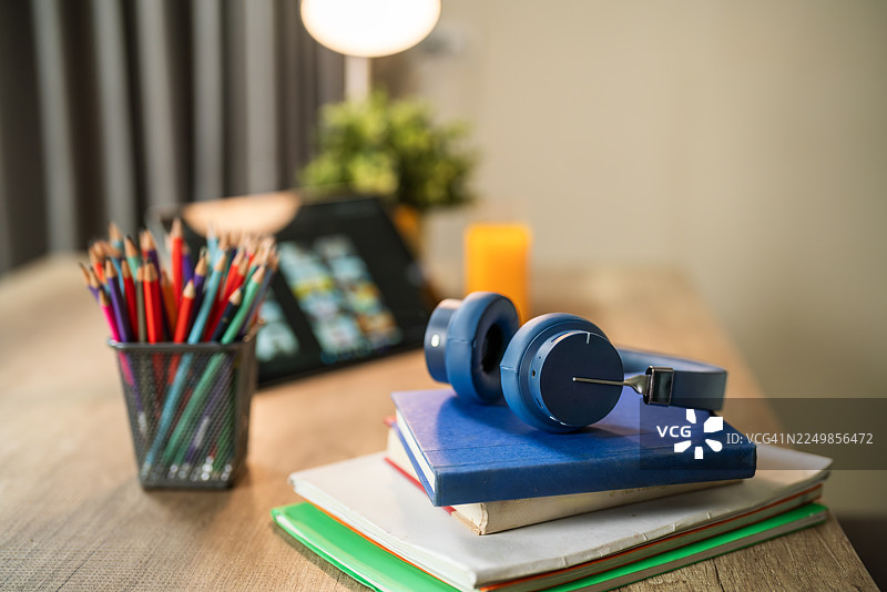 用于远程学习和研究的耳机、书籍和平板电脑图片素材