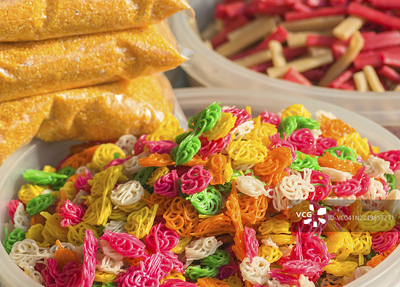 市场上的中式和亚洲食品，包括米饭、薯片、面条和糖果图片素材