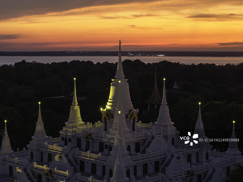 泰国สมุทรปราการ阿索卡拉姆寺的黄昏鸟瞰图图片素材