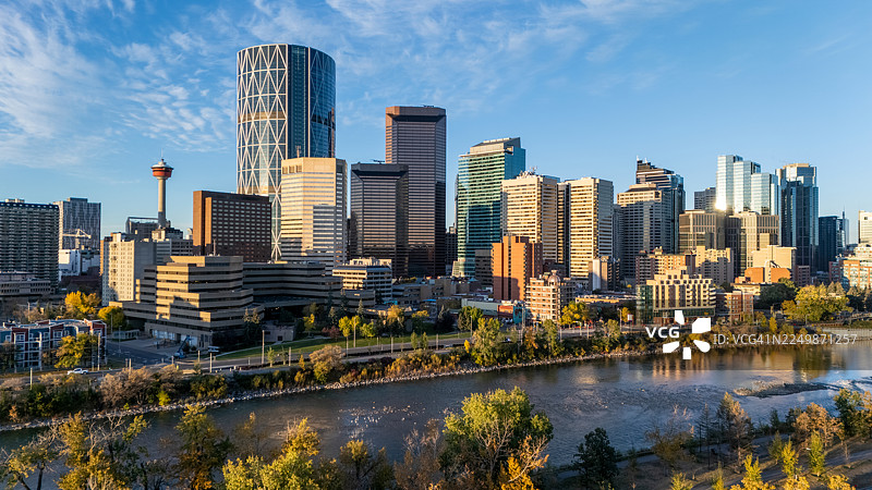 卡尔加里市天际线和弓河的日出航拍全景图片素材