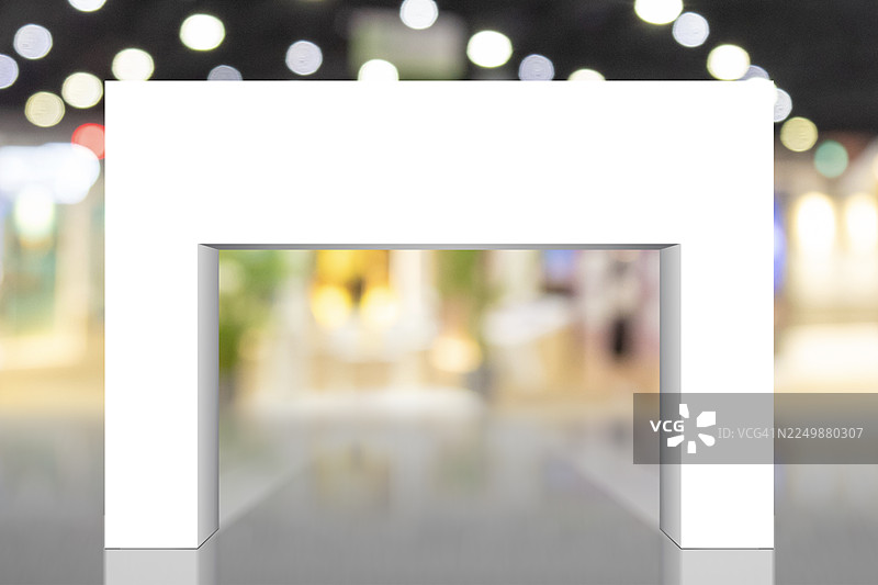 模糊的商店背景上的白色拱形框架图片素材