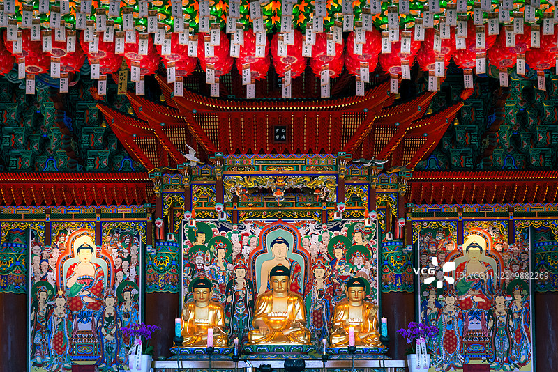 韩国釜山海东龙宫寺内，佛像供奉于基座之上图片素材