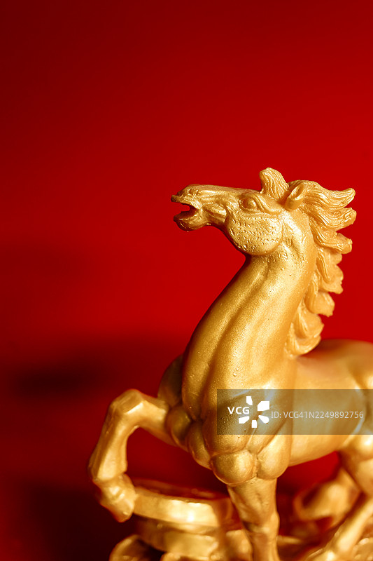 红底金黄色石头马雕像图片素材