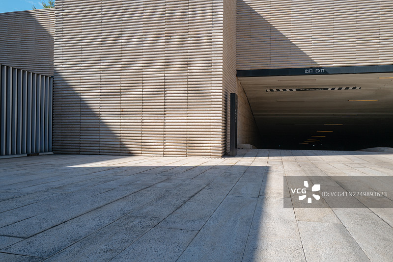 现代建筑外墙，饰有纹理木质镶板和混凝土地板。图片素材