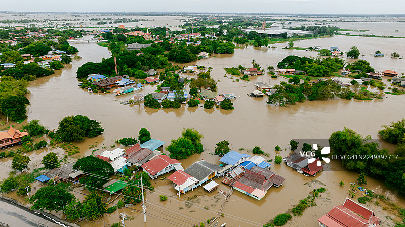 暴雨过后，沿海城镇居民区被洪水淹没，许多房屋被水包围。图片素材