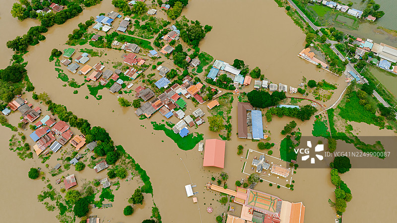 自然灾害午间洪水淹没的社区，房屋和道路均被水淹没图片素材