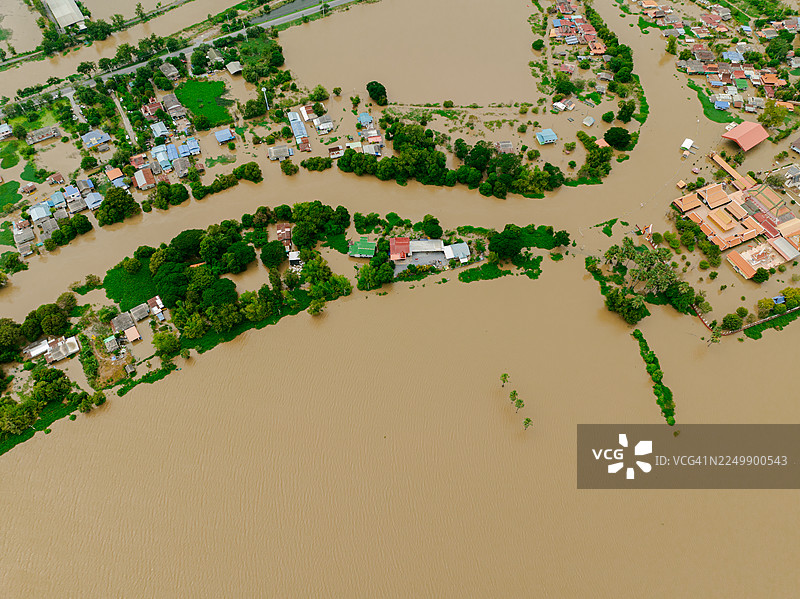 夏日午后，暴雨过后，洪水淹没了乡村的房屋和街道。图片素材