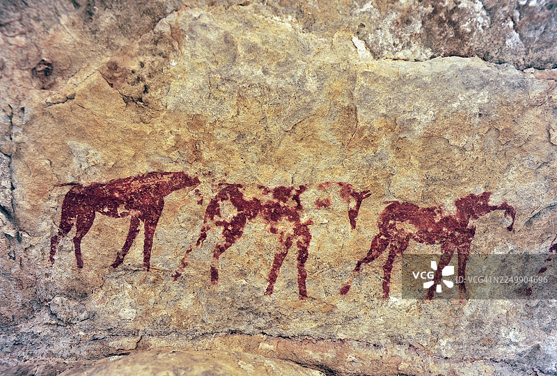 史前艺术 - 壁画 - 阿尔及利亚 - 岩画 - 沙漠。塔西里·恩·阿杰尔国家公园，红塔德拉特，阿尔及利亚的岩石壁画图片素材
