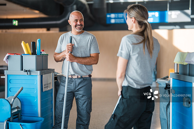 机场清洁人员在工作期间交谈图片素材