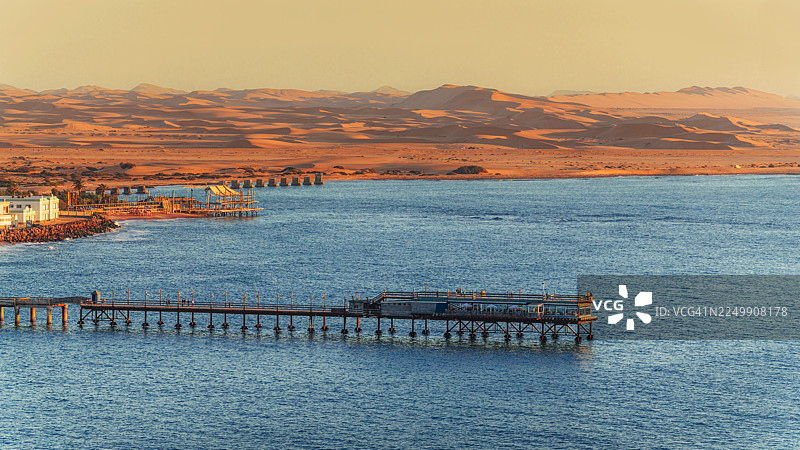 纳米比亚非洲斯瓦科普蒙德海岸线和沙丘上的日落码头图片素材