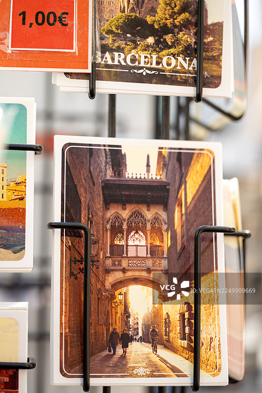 巴塞罗那明信片展示，象征旅行、旅游和纪念品购物图片素材