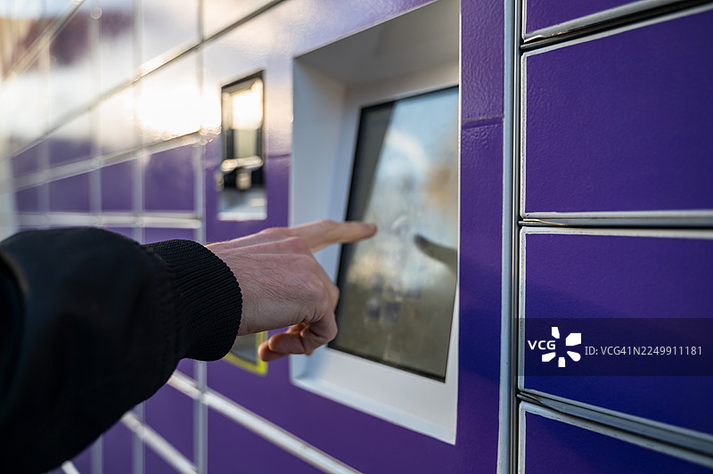 手敲包裹柜触摸屏图片素材