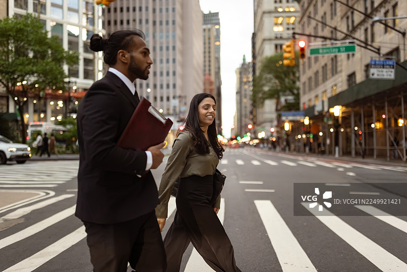 商务专业人士穿过城市街道图片素材