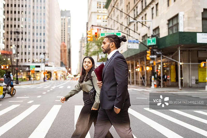 专业同事们穿过城市街道图片素材