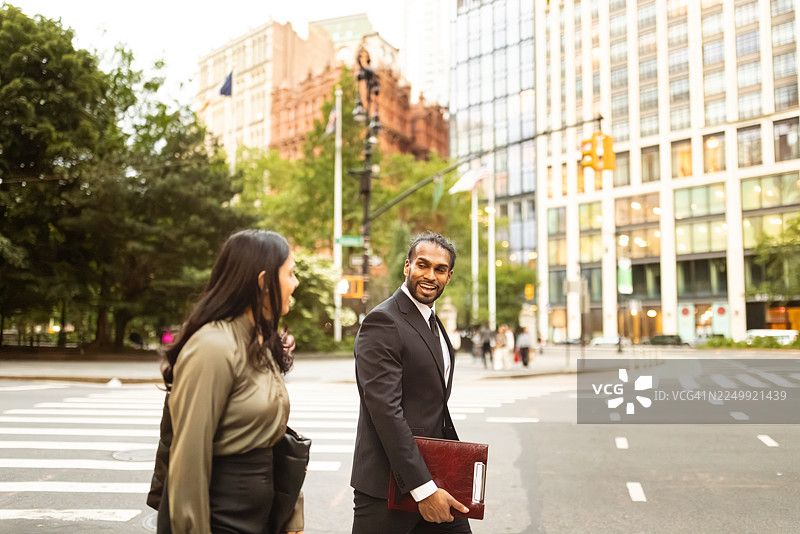 商务人士在城市中行走图片素材